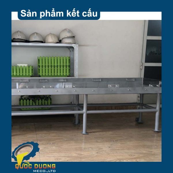 Giá để bình ắc quy kho bằn g thép và mica 1